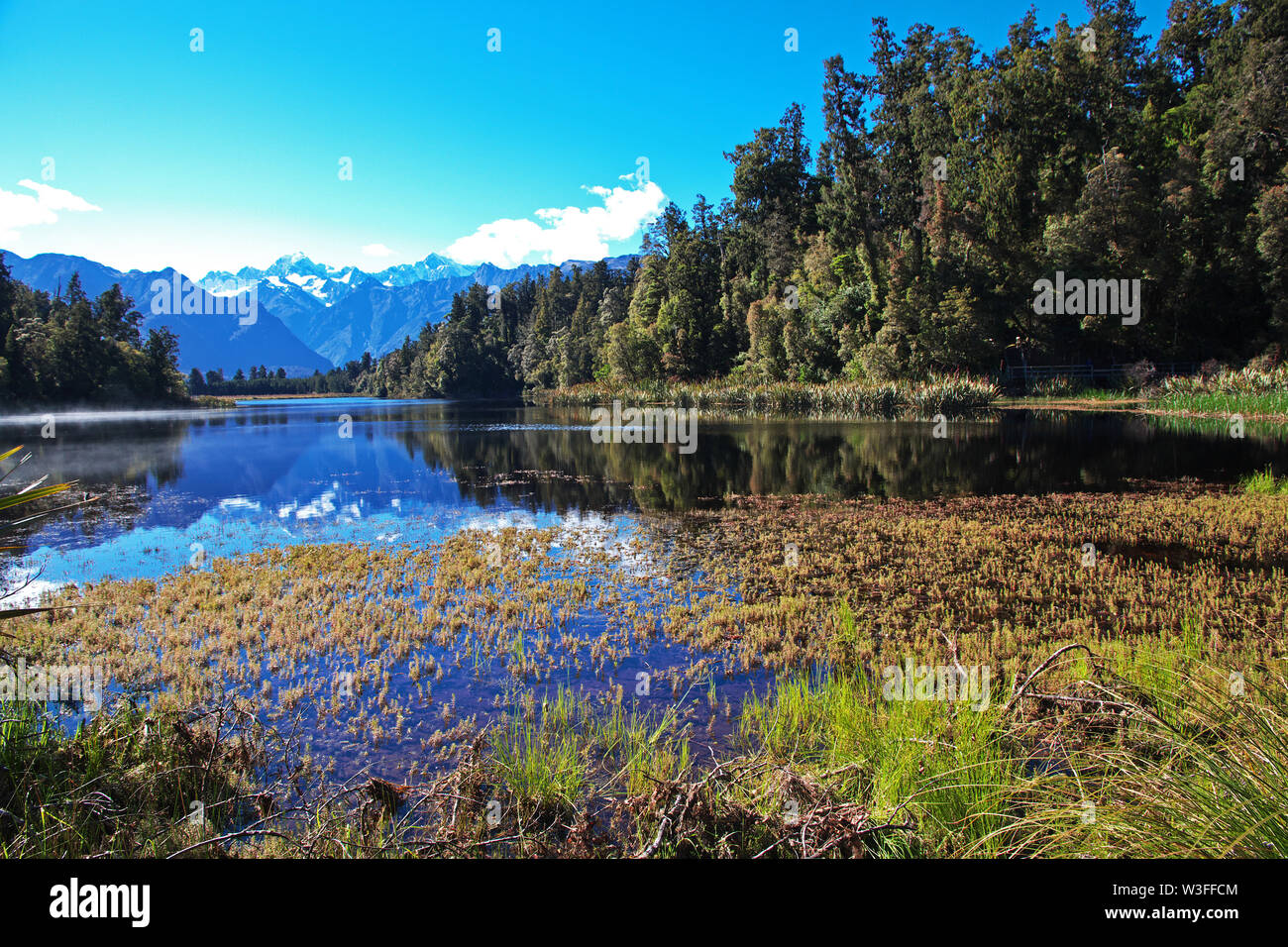 Trekking around Mirror lake on South island, New Zealand Stock Photo Alamy