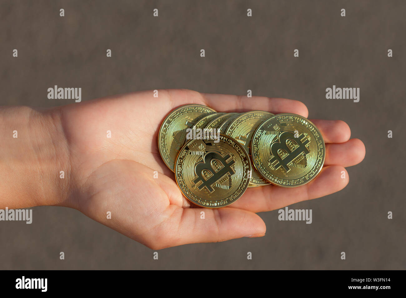 Bitcoin hand hi-res stock photography and images - Alamy