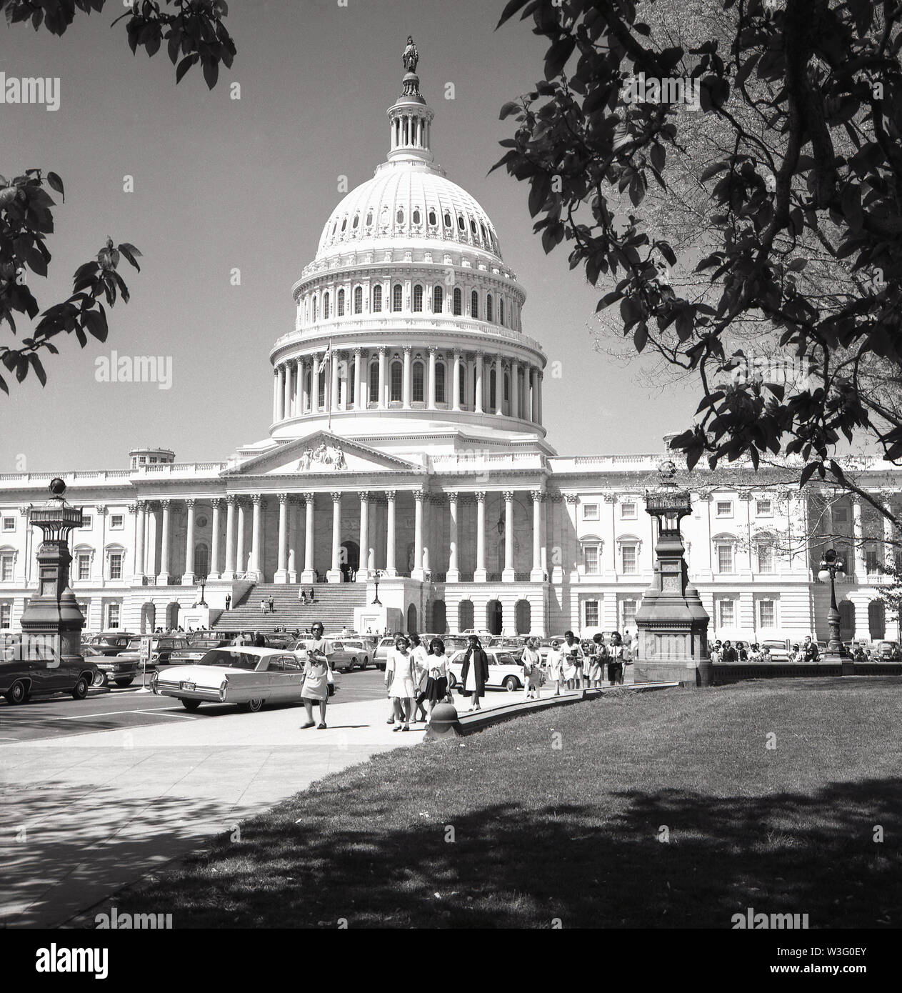 1950s, historical, Washington D.C, USA, picture from this era of the Capitol Building, the home of the US Congess and the seat of the legislative branch of the U.S Federal Government. Built in a neoclassical design, when it was expanded in the 1850s, a large cast-iron dome replaced the original smaller lower dome of 1818. Stock Photo