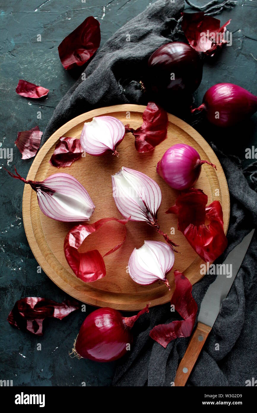 Red onion with board on dark background. Top view with copy space Stock ...