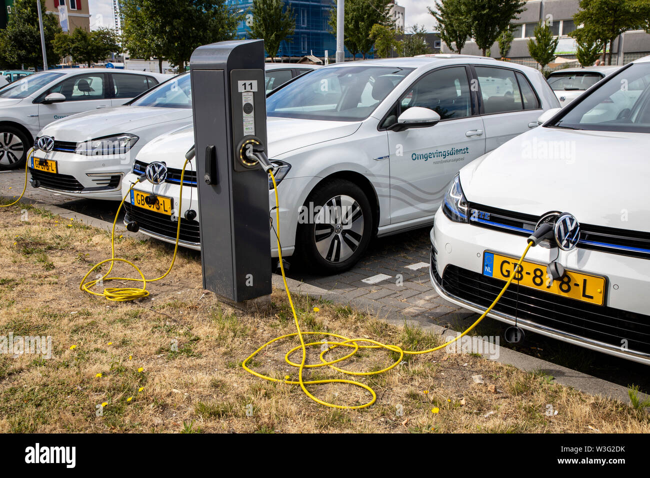 voorraad stoom Eervol Zaandam, Netherlands, electric vehicles, at charging stations, vehicles of  the city administration, VW Golf E-Auto, of the environmental office Stock  Photo - Alamy