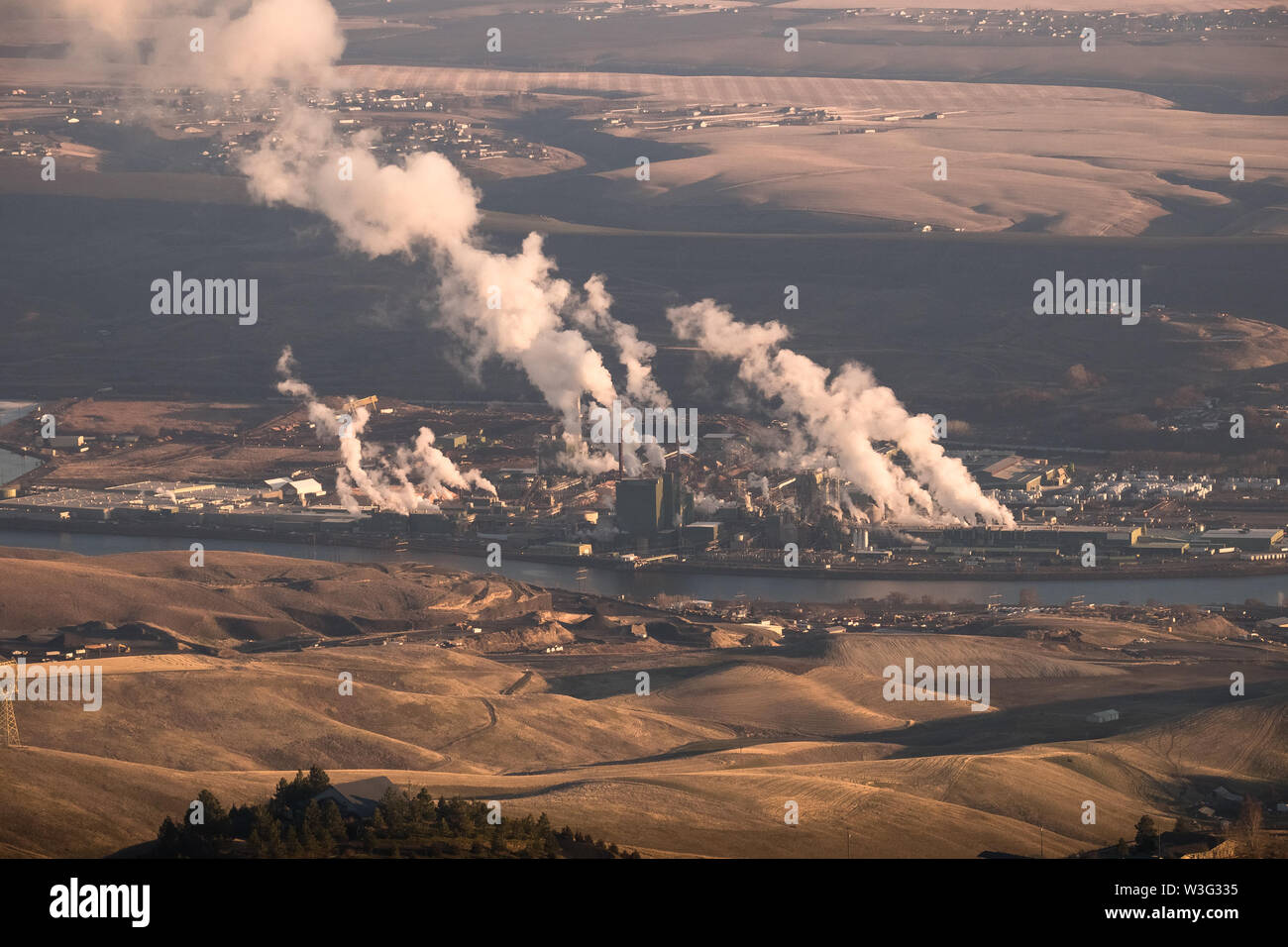 Smoke and fumes from the Clearwater paper mill on the river in Lewiston, Idaho Stock Photo Alamy