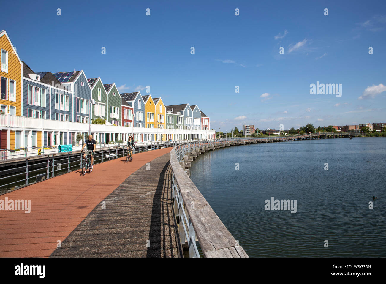 Dynamiek Toepassing Beroep Small town Houten near Utrecht, The Netherlands, bicycles have priority in  the 50,000 inhabitants city, generous cycle paths, many leisure areas, wate  Stock Photo - Alamy
