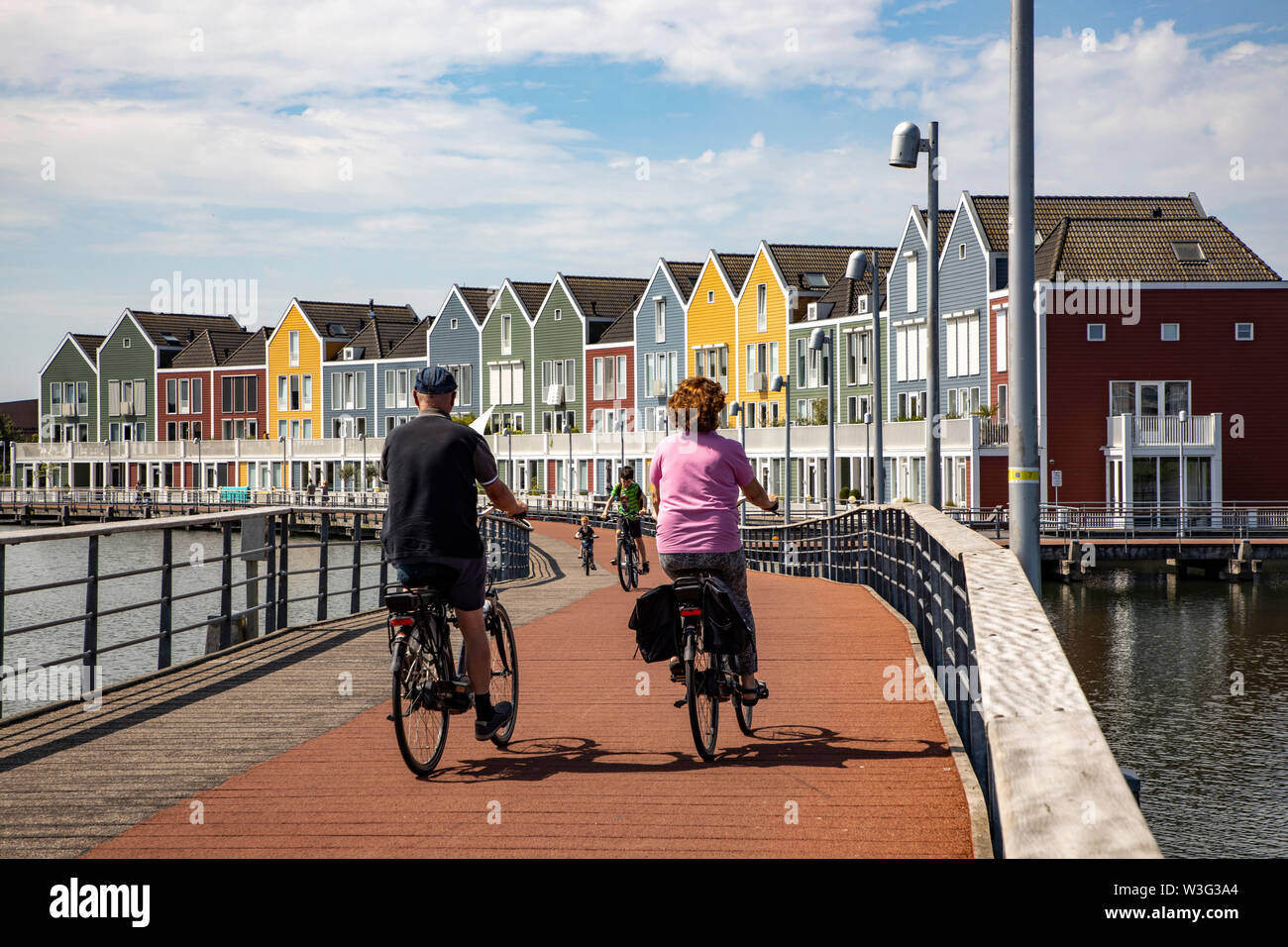 Dynamiek Toepassing Beroep Small town Houten near Utrecht, The Netherlands, bicycles have priority in  the 50,000 inhabitants city, generous cycle paths, many leisure areas, wate  Stock Photo - Alamy