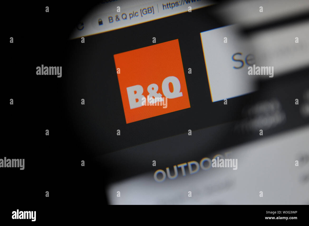 B&Q website seen through a magnifying glass Stock Photo