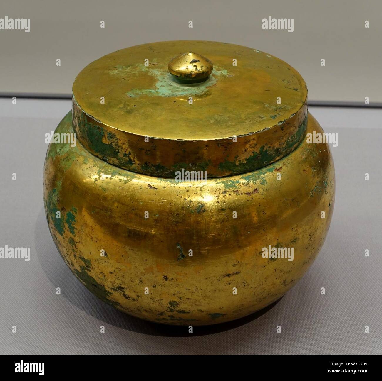 Cinerary urn, excavated at Kamori, Katsuragishi, Nara, Japan, Nara period, 700s AD, gilt cast