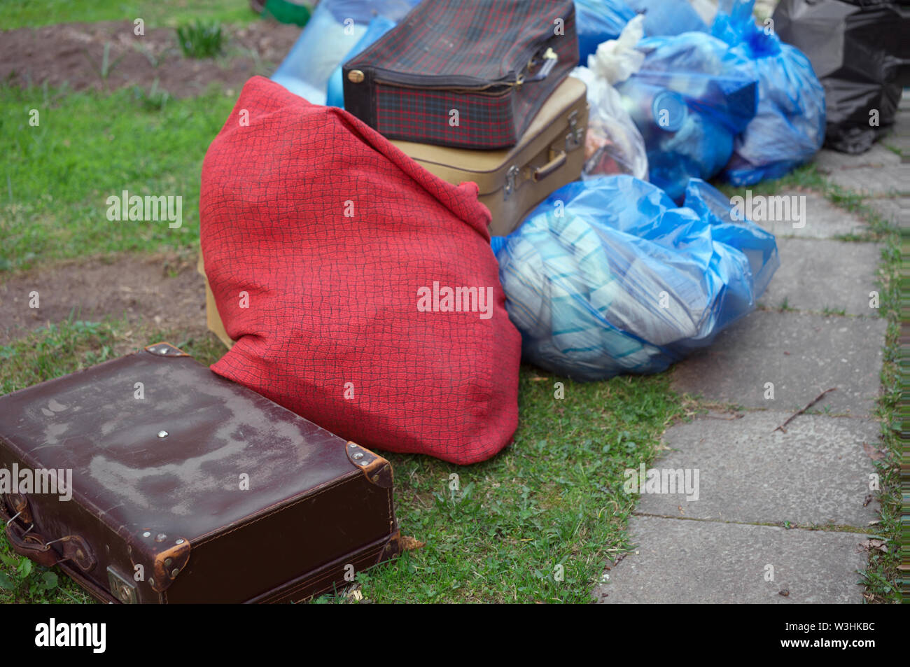 Moving the house, old unwanted goods and suitcases thrown away