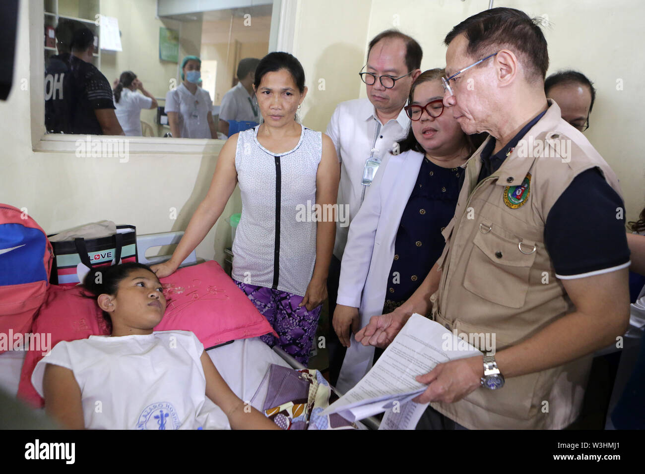 190716 Manila July 16 2019 Xinhua Philippine Health Secretary Francisco Duque R Checks Patients