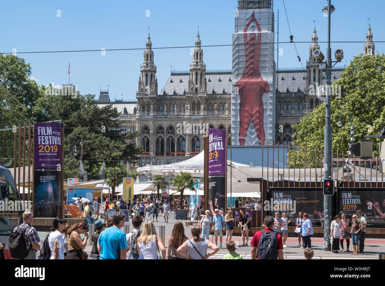 Crowds gather at the site of the Vienna Film Festival, a free annual event held in the grounds of City Hall (Rathaus), Rathausplatz, Vienna, Austria. Stock Photo