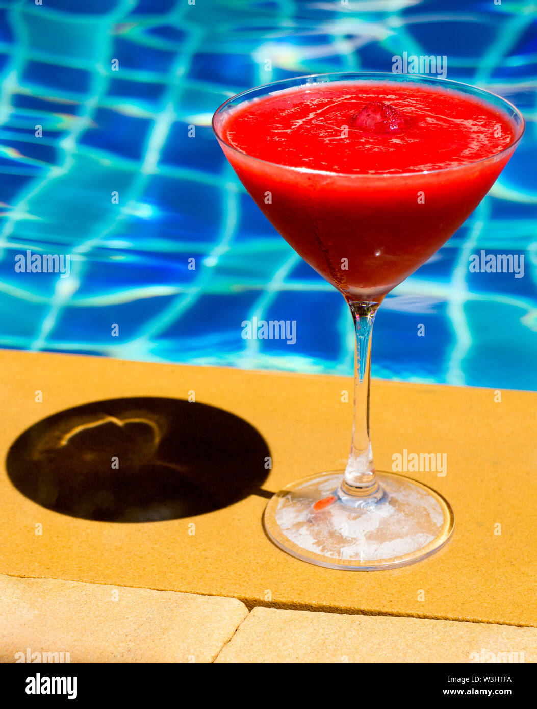 Strawberry Daiquiri cocktail and swimming pool Stock Photo Alamy