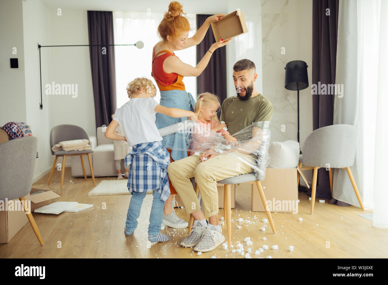 детей связали к стулу