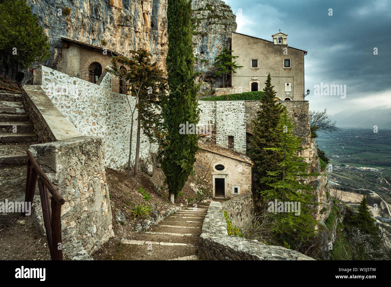 Eremo Di Sant Onofrio A Morrone Stock Photo Alamy eremo-di-sant-onofrio-a-morrone-stock-photo-alamy