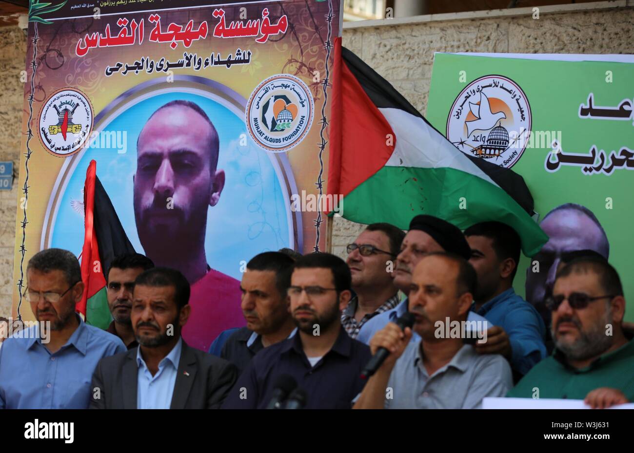 Gaza City, Gaza Strip, Palestinian Territory. 15th July, 2019. Palestinians take part in a protest in solidarity with prisoners in Israeli jails, in front of the Red cross, in Gaza city, on July 16, 2019. Head of the prisoners and ex-prisoner affairs committee, Maj. Gen. Qadri Abu Bakr, announced on Tuesday the death of Nassar Taqatqa while in solitary confinement in the Israeli prison of Nitzan in Al-Ramle Credit: Ashraf Amra/APA Images/ZUMA Wire/Alamy Live News Stock Photo