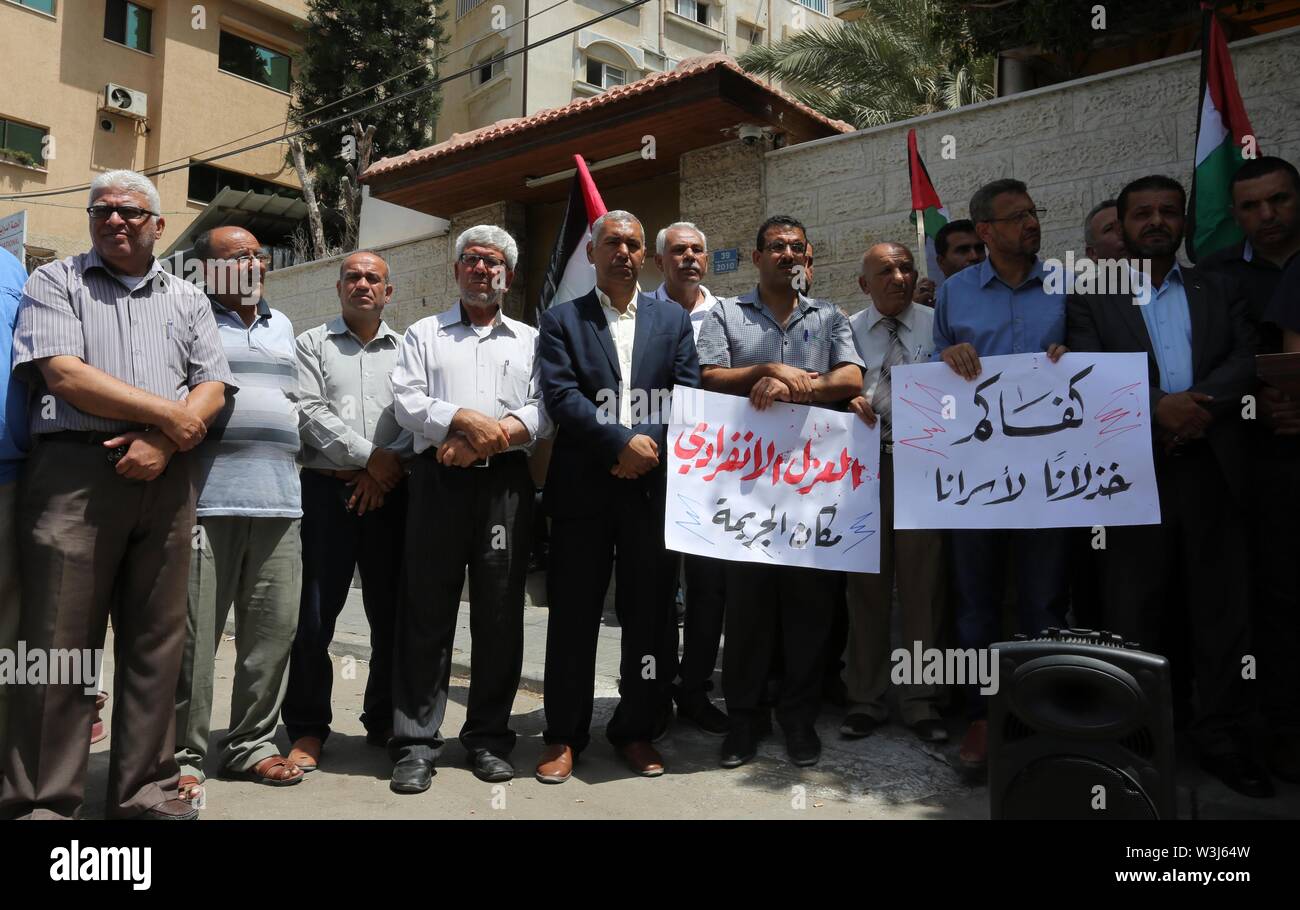 Gaza City, Gaza Strip, Palestinian Territory. 16th July, 2019. Palestinians take part in a protest in solidarity with prisoners in Israeli jails, in front of the Red cross, in Gaza city, on July 16, 2019. Head of the prisoners and ex-prisoner affairs committee, Maj. Gen. Qadri Abu Bakr, announced on Tuesday the death of Nassar Taqatqa while in solitary confinement in the Israeli prison of Nitzan in Al-Ramle Credit: Ashraf Amra/APA Images/ZUMA Wire/Alamy Live News Stock Photo