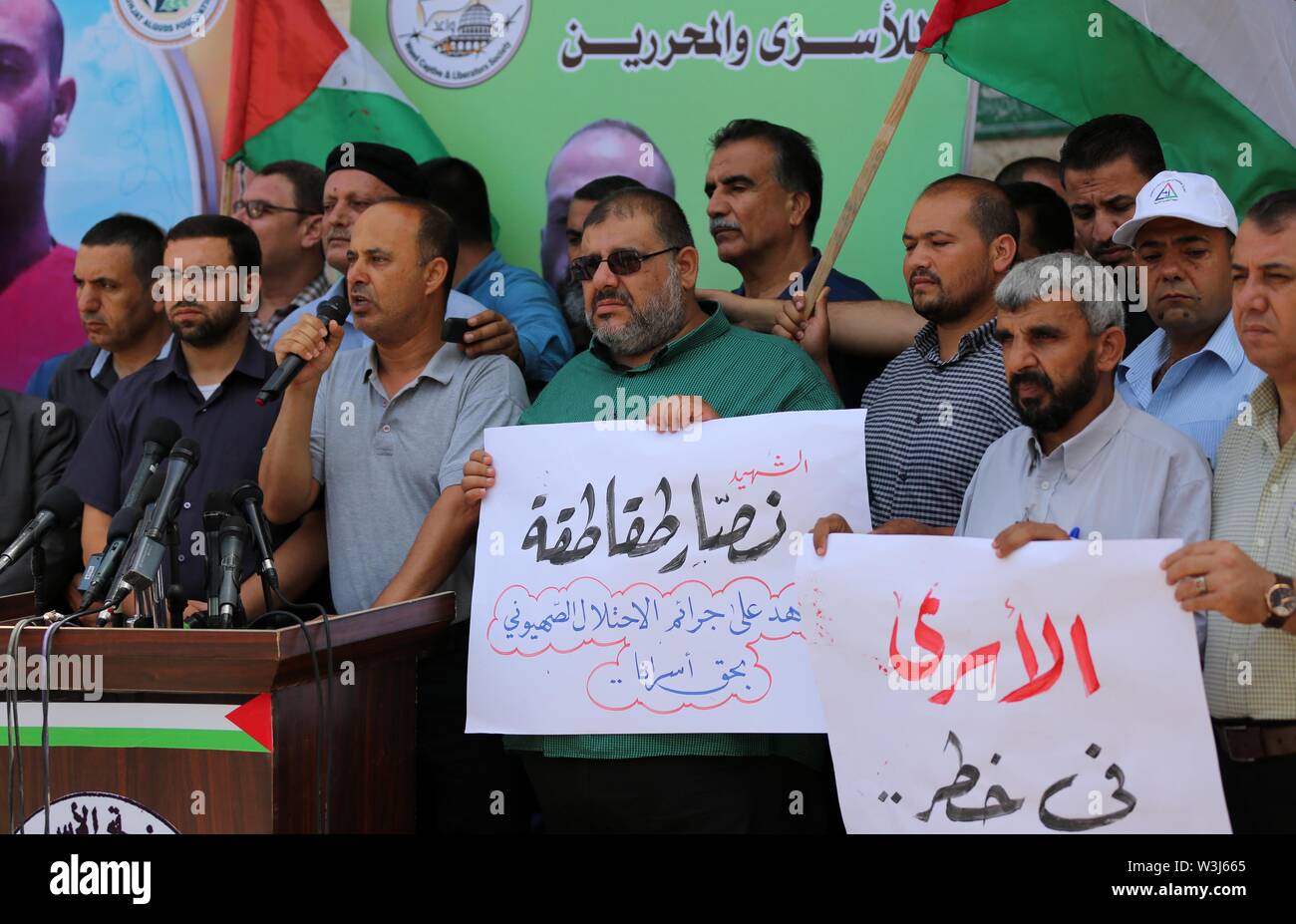 Gaza City, Gaza Strip, Palestinian Territory. 15th July, 2019. Palestinians take part in a protest in solidarity with prisoners in Israeli jails, in front of the Red cross, in Gaza city, on July 16, 2019. Head of the prisoners and ex-prisoner affairs committee, Maj. Gen. Qadri Abu Bakr, announced on Tuesday the death of Nassar Taqatqa while in solitary confinement in the Israeli prison of Nitzan in Al-Ramle Credit: Ashraf Amra/APA Images/ZUMA Wire/Alamy Live News Stock Photo