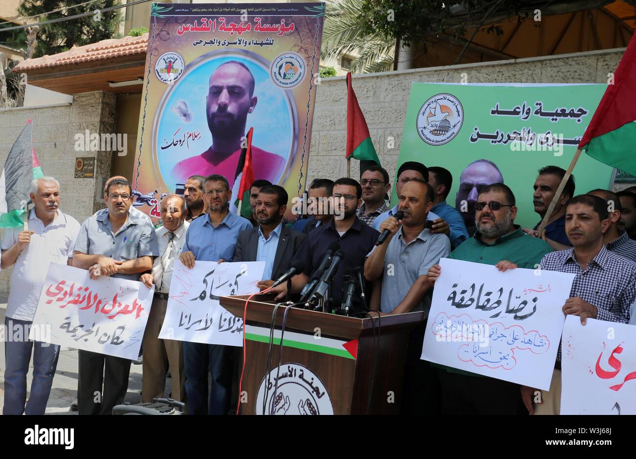 Gaza City, Gaza Strip, Palestinian Territory. 16th July, 2019. Palestinians take part in a protest in solidarity with prisoners in Israeli jails, in front of the Red cross, in Gaza city, on July 16, 2019. Head of the prisoners and ex-prisoner affairs committee, Maj. Gen. Qadri Abu Bakr, announced on Tuesday the death of Nassar Taqatqa while in solitary confinement in the Israeli prison of Nitzan in Al-Ramle Credit: Ashraf Amra/APA Images/ZUMA Wire/Alamy Live News Stock Photo