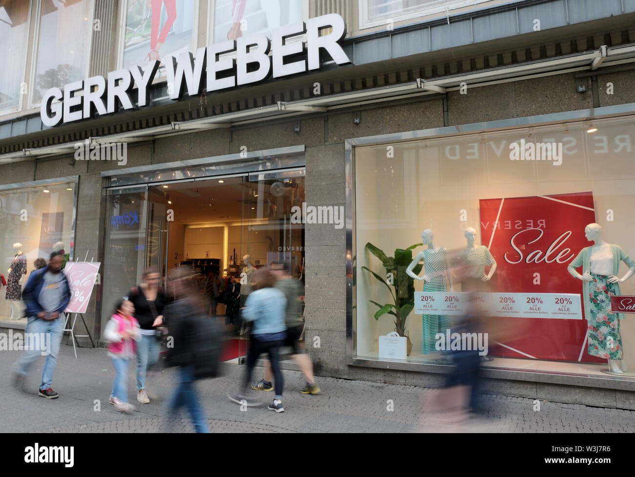 16 July 19 North Rhine Westphalia Cologne Passers By Pass By A Branch Of The Fashion