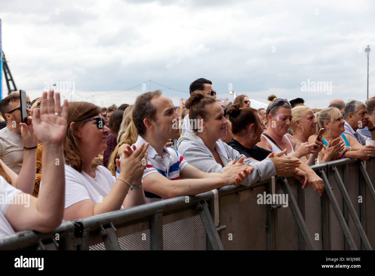 Audience participation as Newton Faulkner opens up on the main stage for Day 2 of the OnBlackheath Music Festival 2019, Stock Photo