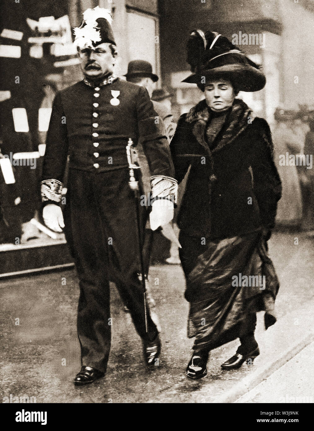 David Lloyd George, 1st Earl Lloyd-George of Dwyfor (1863-1945)   --  A  1910 casual street photograph of  Lloyd George dressed in a formal uniform, walking hand in hand with his wife Margaret (nee) Owen (1864-1941) Stock Photo