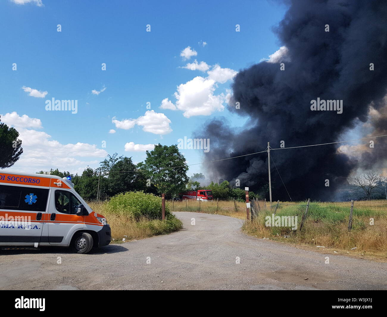 Roma, Italia. 16th July, 2019. Foto Carlo Lannutti/LaPresse16-07-2019 Roma, Italia Cronaca Roma, incendio in via Appia Nuova: brucia un deposito, alta colonna di fumo nero in cielo Nella foto: il luogo dell'incendio Credit: LaPresse/Alamy Live News Stock Photo