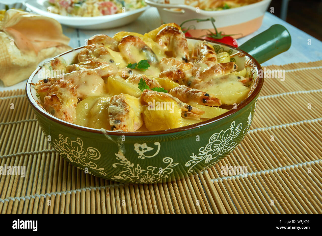 Portuguese Shrimp Potato Gratin, de batatas gratinadas com camarao Stock Photo Alamy