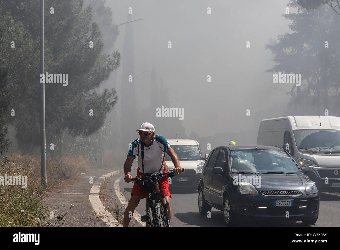 Roma, Italia. 16th July, 2019. Foto Carlo Lannutti/LaPresse16-07-2019 Roma, Italia Cronaca Roma, incendio in via Appia Nuova: brucia un deposito, alta colonna di fumo nero in cielo Nella foto: il luogo dell'incendio, auto demolizioni in via Appia Nuova localit&#xe0; Quarto Miglio Credit: LaPresse/Alamy Live News Stock Photo