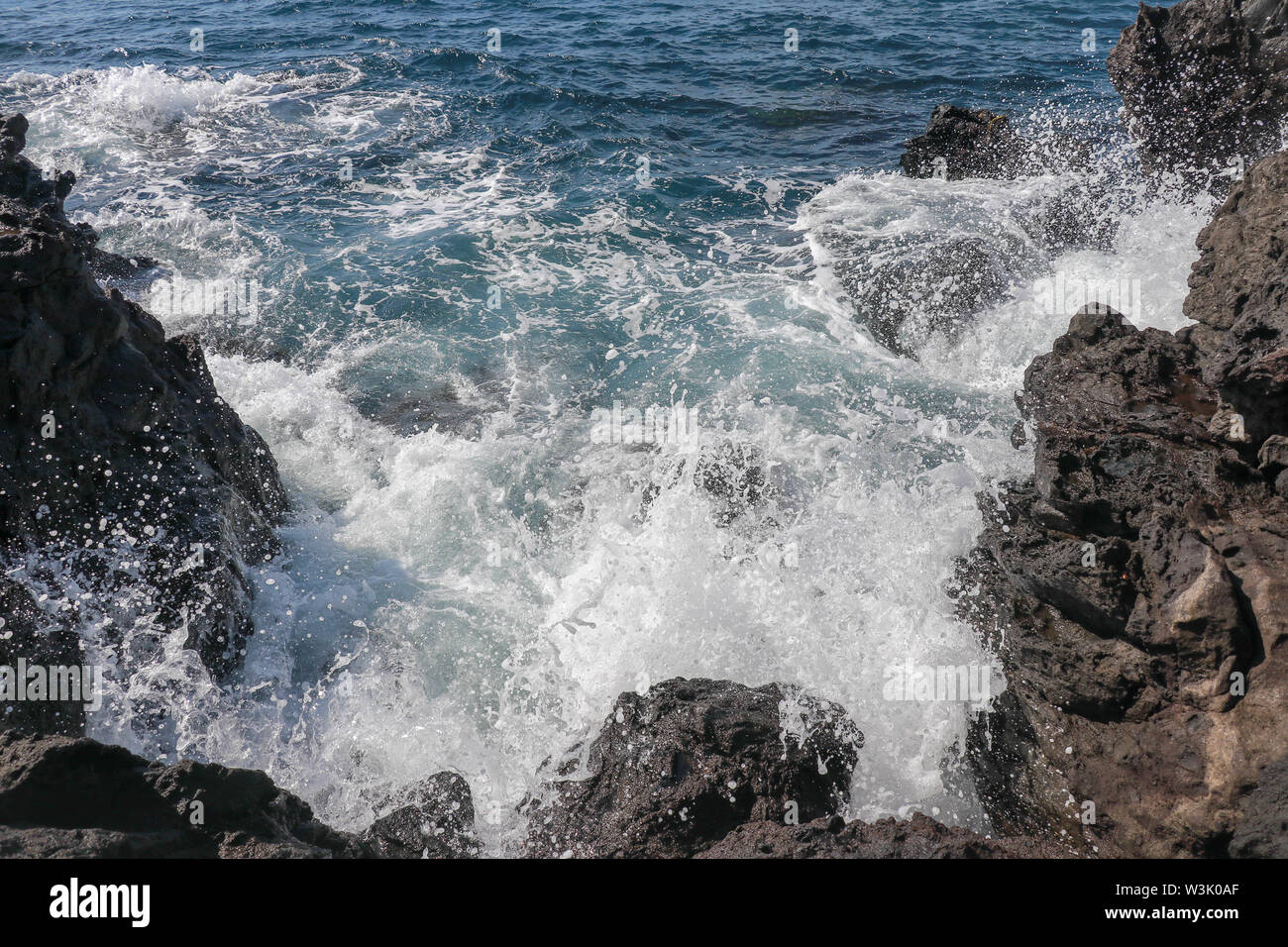Edge blue water splash shot hi-res stock photography and images - Alamy