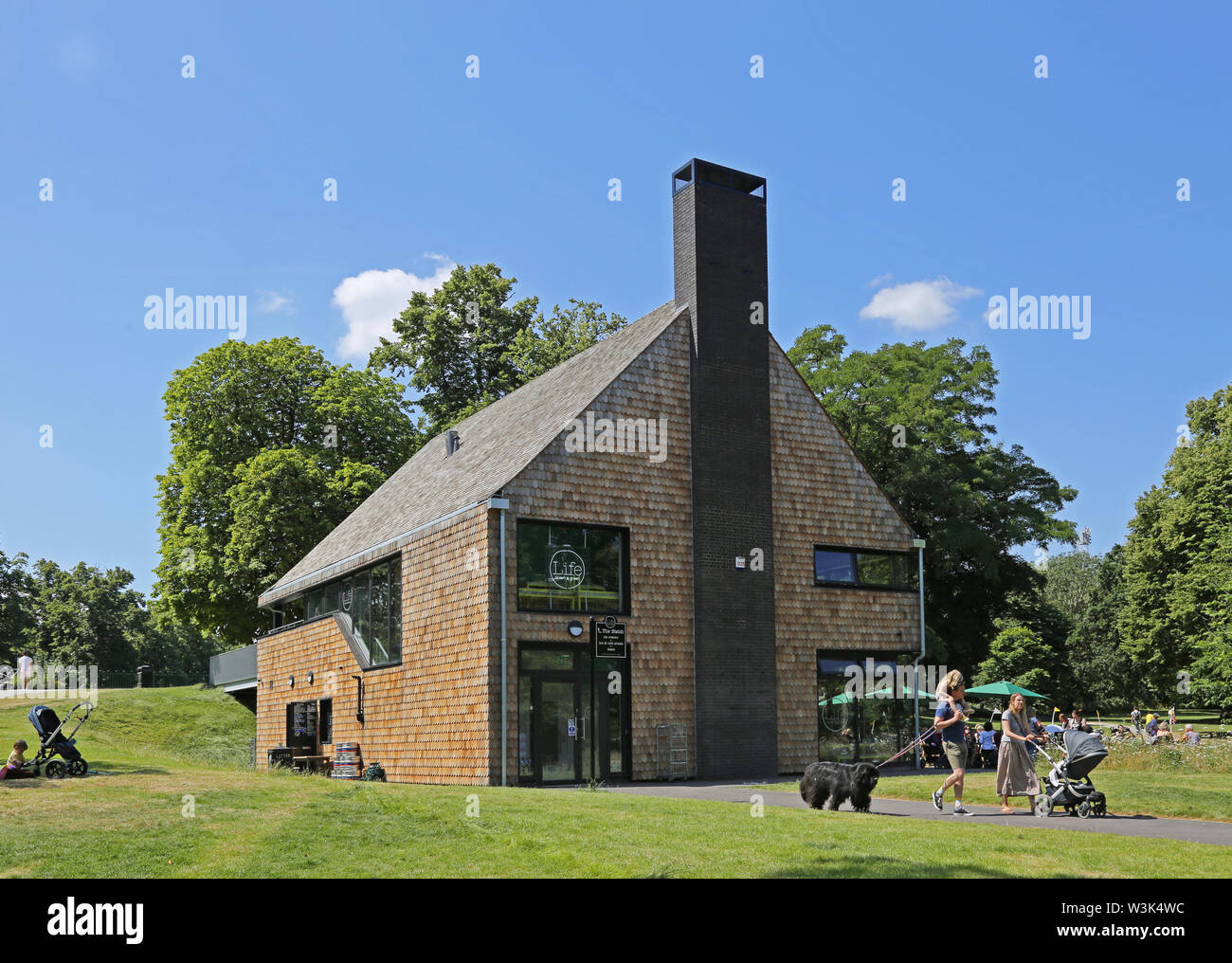 The new Crystal Palace Park cafe by Chris Dyson Architects. Timber shingles on the exterior relect the scales of the park's famous dinosur statues Stock Photo