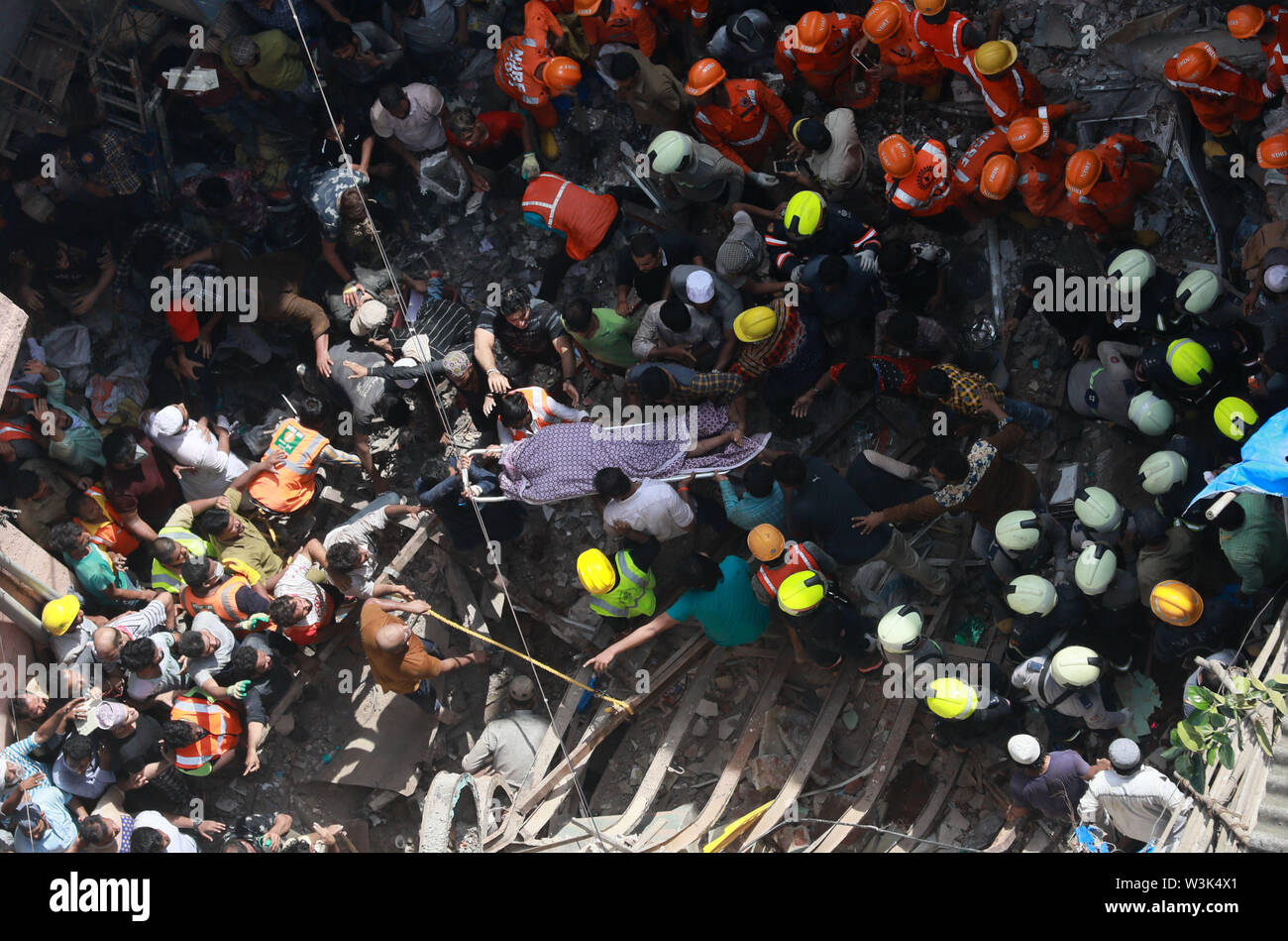 Rescue team in building collapse hi-res stock photography and images ...