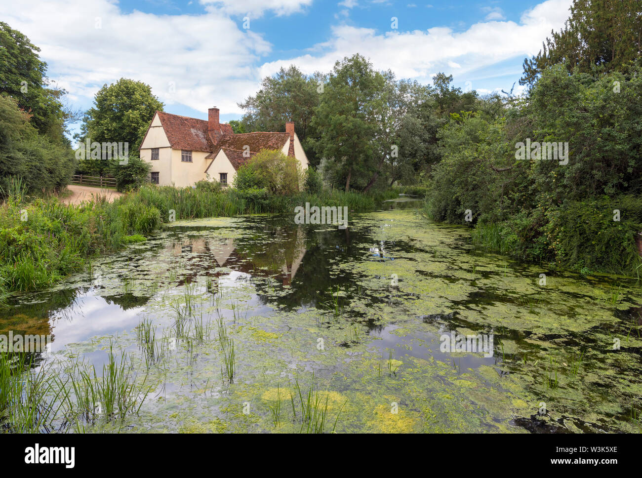 Willy Lott’s Cottage on the River Stour at Flatford Mill, featured in Constable’s Hay Wain, East Bergholt, Essex, England, UK Stock Photo