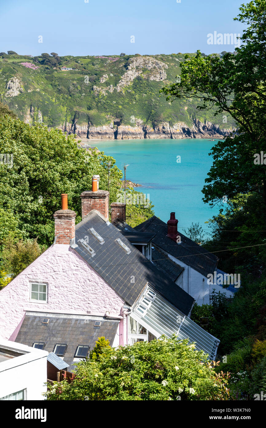 Petit moulin électrique contre un ciel bleu Photo Stock - Alamy