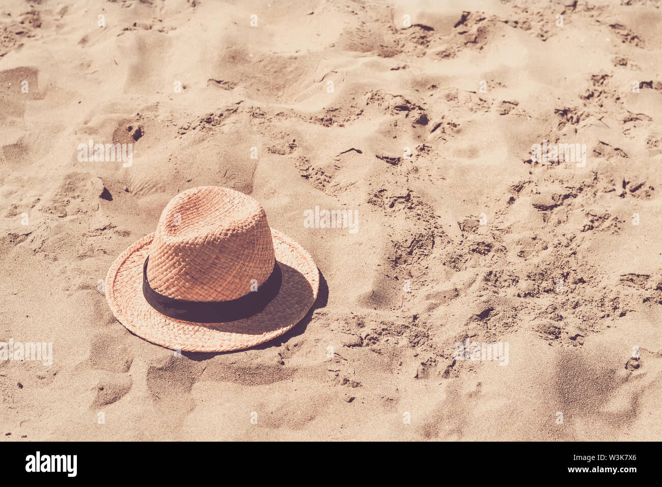 Straw hat on sandy hi-res stock photography and images - Alamy