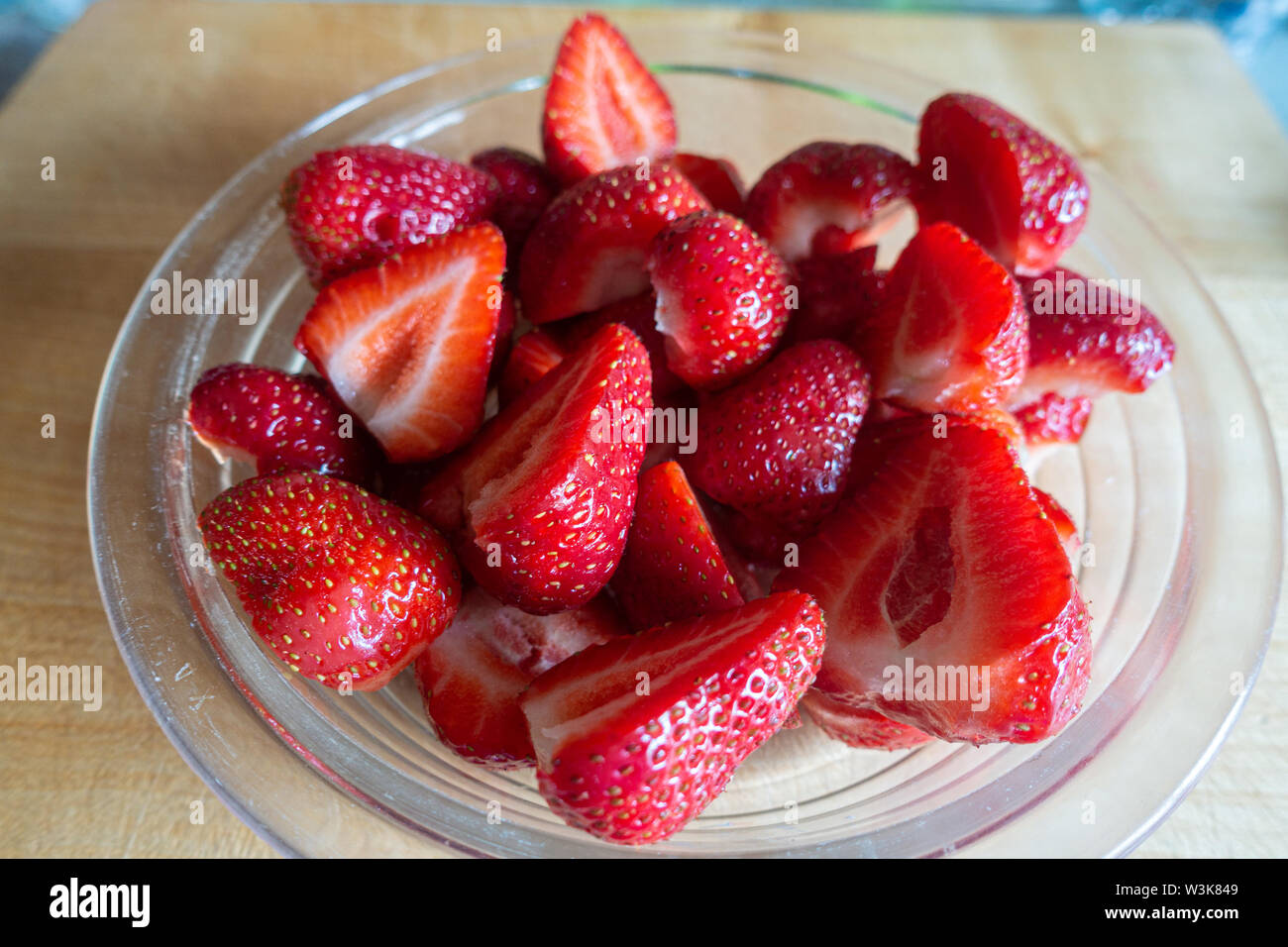 Strawberries in glass bowl sugar hi-res stock photography and images ...