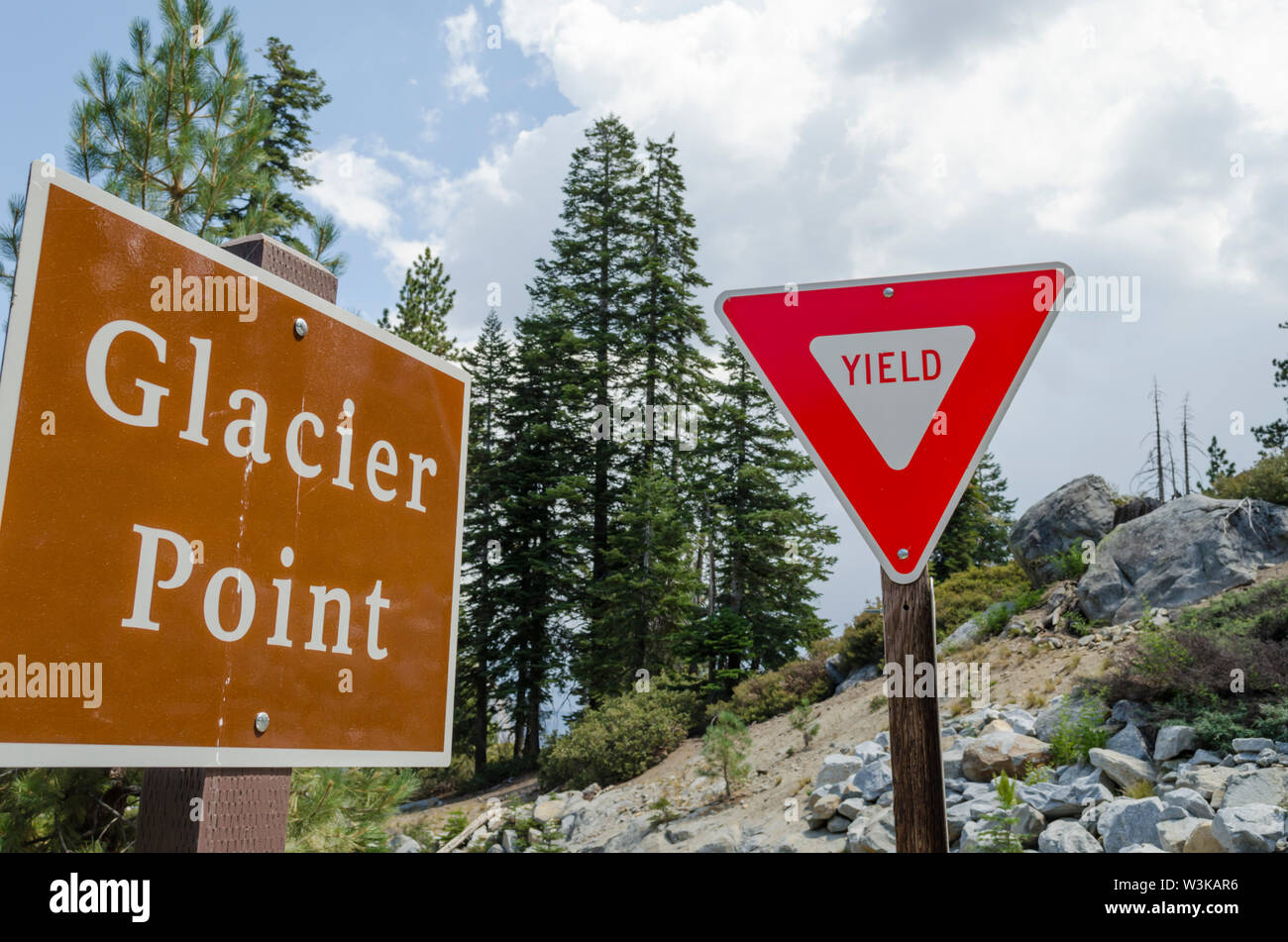 Yield Sign High Resolution Stock Photography And Images Alamy