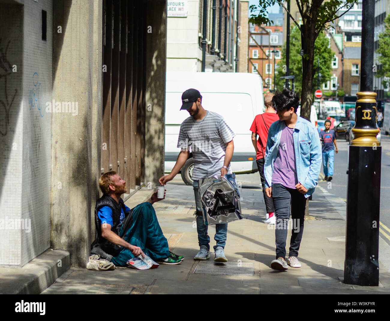 Giving money homeless hires stock photography and images Alamy