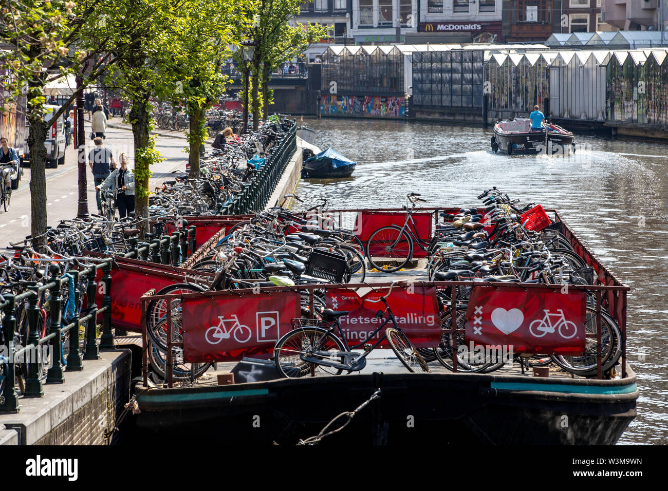 Amsterdam, Netherlands, city centre, floating bicycle parking garage on ... - AmsterDam NetherlanDs City Centre Floating Bicycle Parking Garage On The Single Gracht Canal W3M9WN