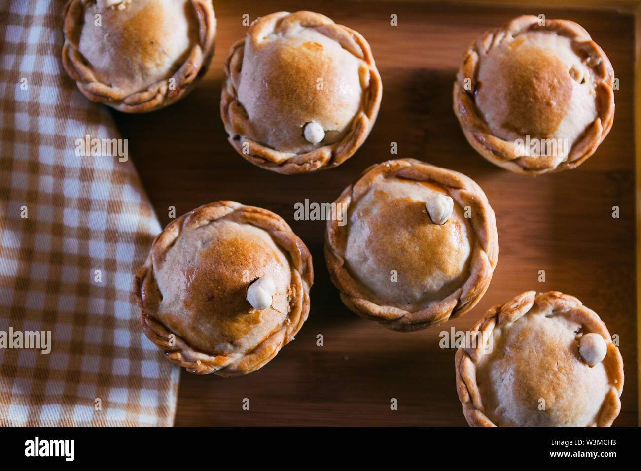 Chicken pie above hi-res stock photography and images - Alamy