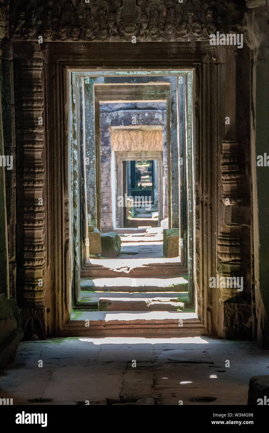 Long corridor with stone vaults inside the temples of the Angkor Wat archaeological complex Stock Photo