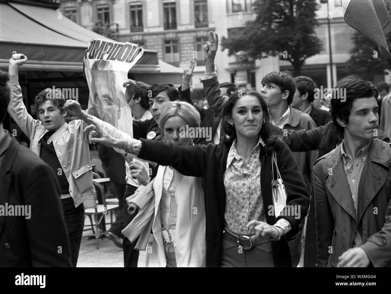 AJAXNETPHOTO. JULY, 1969. PARIS, FRANCE. - STUDENT STREET DEMO - PHARMACEUTICAL UNIVERSITY FACULTY STUDENTS PROTEST ON THE CITY STREETS AGAINST NEW REGULATIONS BARRING THEM FROM HOSPITAL PRACTICE.PHOTO:JONATHAN EASTLAND/AJAX REF:692206031 Stock Photo