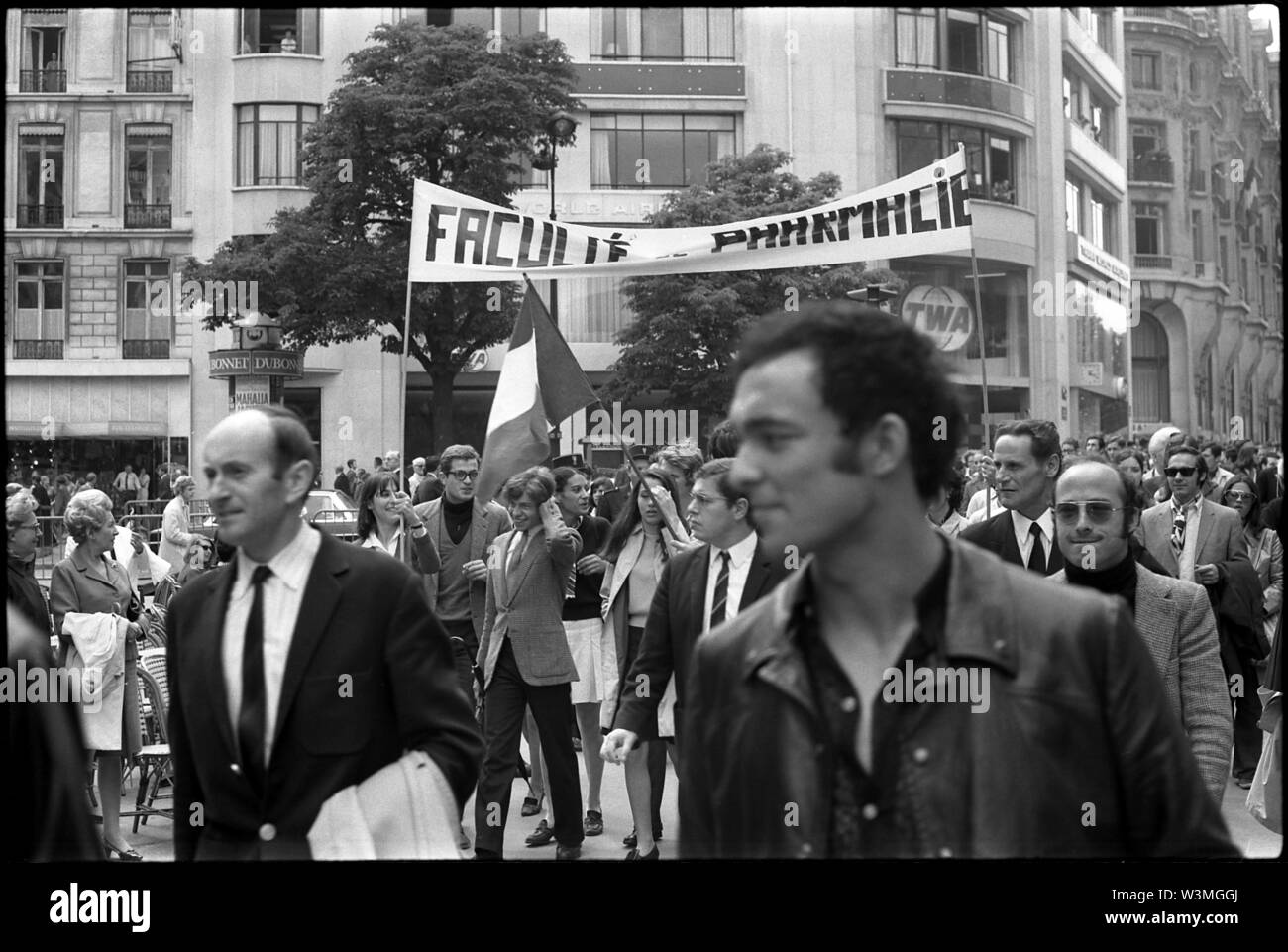 AJAXNETPHOTO. JULY, 1969. PARIS, FRANCE. - STUDENT STREET DEMO - PHARMACEUTICAL UNIVERSITY FACULTY STUDENTS PROTEST ON THE CITY STREETS AGAINST NEW REGULATIONS BARRING THEM FROM HOSPITAL PRACTICE.PHOTO:JONATHAN EASTLAND/AJAX REF:692206035 Stock Photo