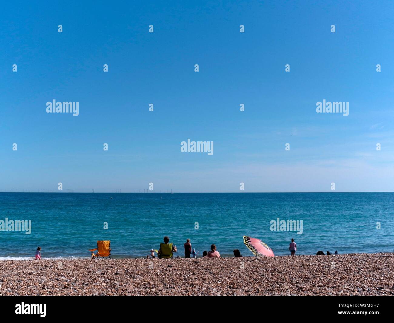AJAXNETPHOTO. JUNE, 2019. WORTHING, ENGLAND. - BLUE SKY BLUE SEA DAY - AT THE SEASIDE, LOOKING SOUTH OVER THE ENGLISH CHANNEL.PHOTO:JONATHAN EASTLAND/AJAX REF:GXR191607_7897 Stock Photo