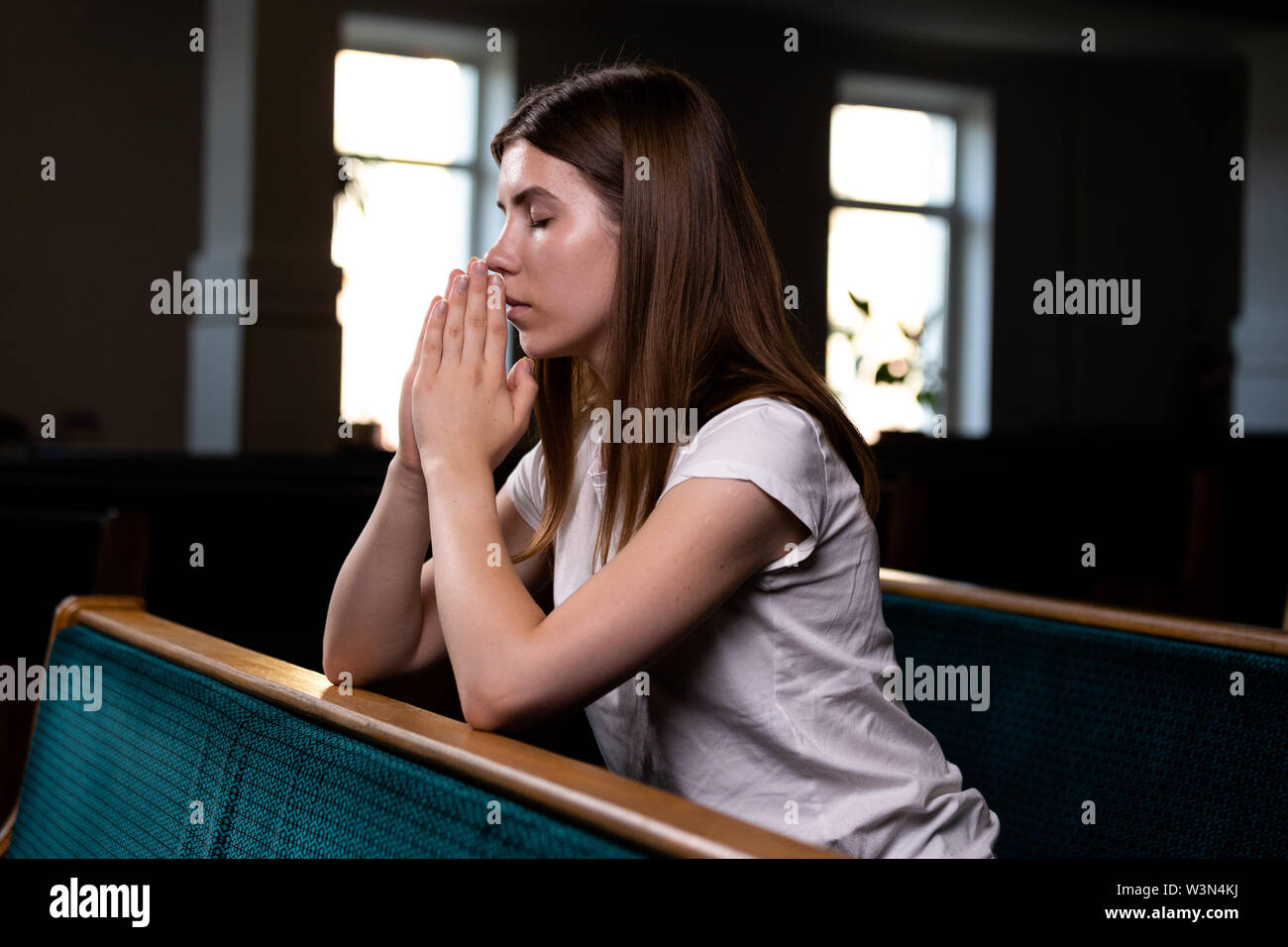 Молиться нужно вслух или про себя. Можно ли читать молитвы лежа. Как молиться сидя видео женщине. Можно молиться сидя. Можно молиться сидя.