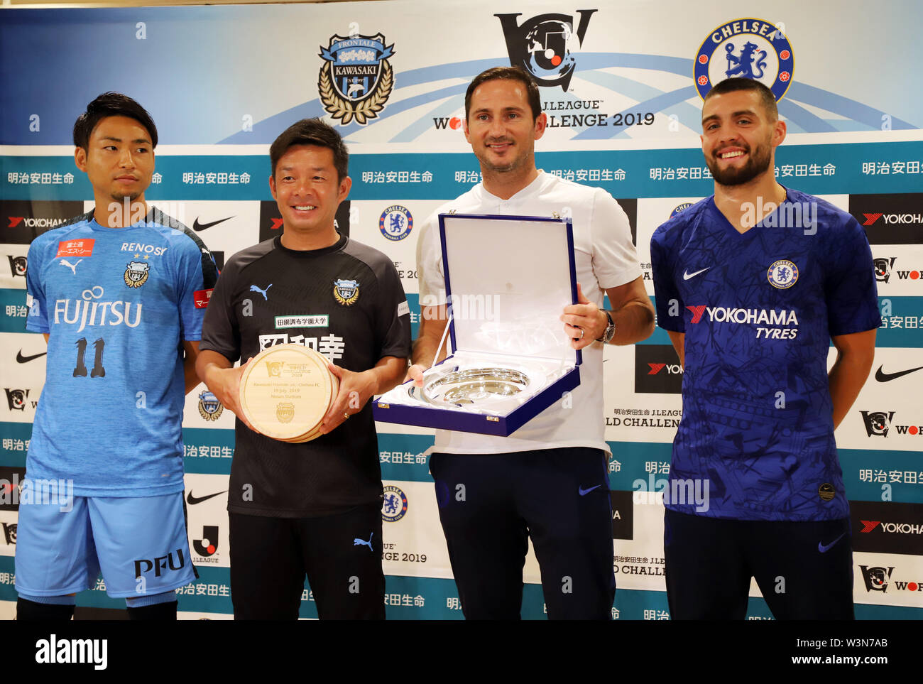 Yokohama Japan 16th July 19 L R Japan S J League Champion Kawasaki Frontale Player Yu Kobayashi Head Coach Toru Oniki England S Premiere League Team Chelsea Fc Head Coach Frank Lampard And Player Mateo Kovacic Yokohama Japan 16th July 19 L R Japan S J League Champion Kawasaki Frontale Player Yu Kobayashi Head Coach Toru Oniki England S Premiere League Team Chelsea Fc Head Coach Frank Lampard And Player Mateo Kovacic