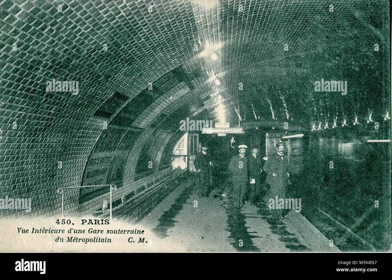 CM 450 PARIS Vue intérieure d'une gare souterraine du Métropolitain Stock Photo Alamy CM 450 PARIS Vue intérieure d'une gare souterraine du Métropolitain Stock Photo Alamy