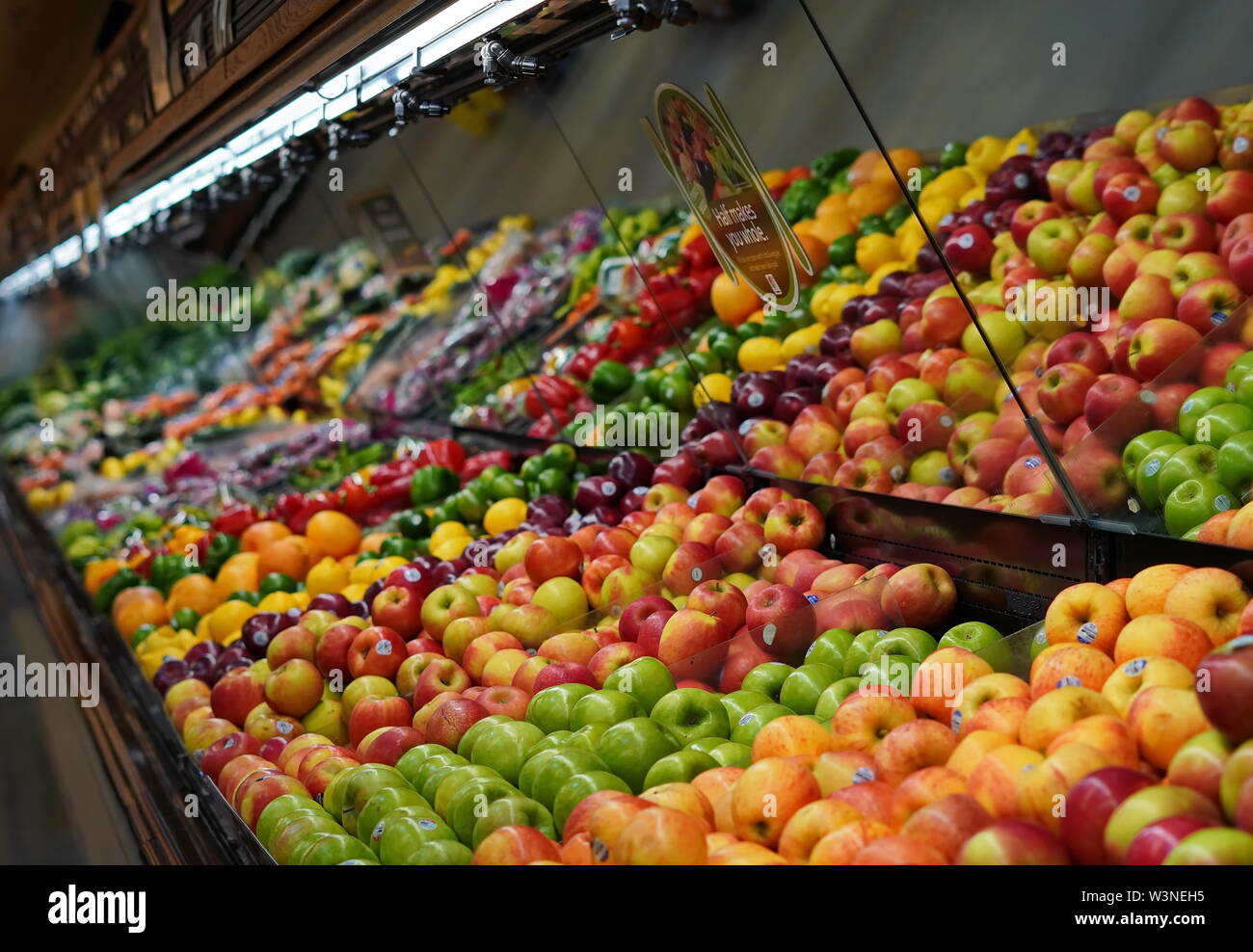 Produce aisle hi-res stock photography and images - Alamy