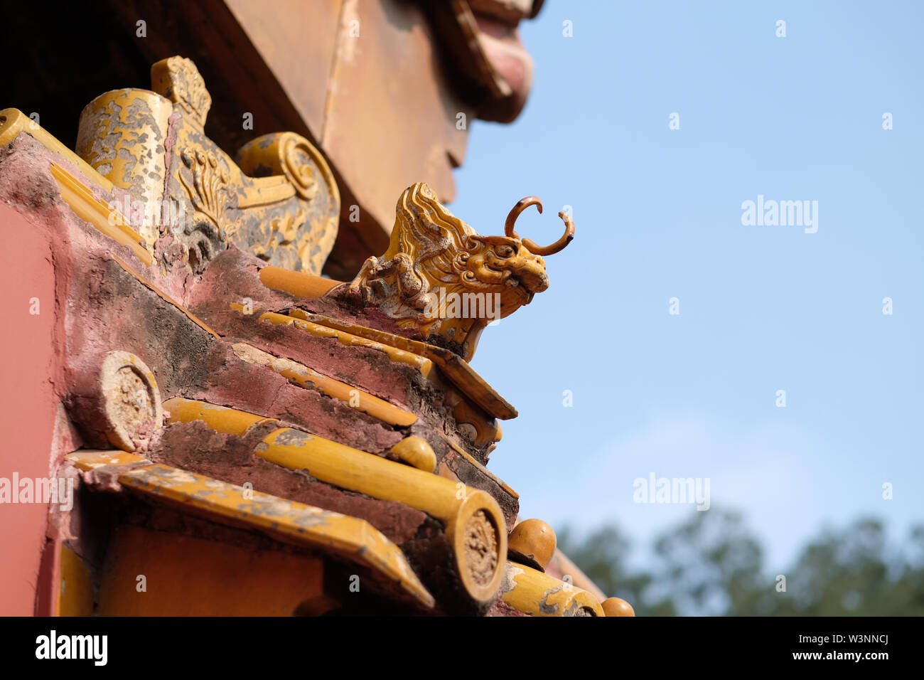 chinese old roof tiles with roof finials and chinese roof tile figures