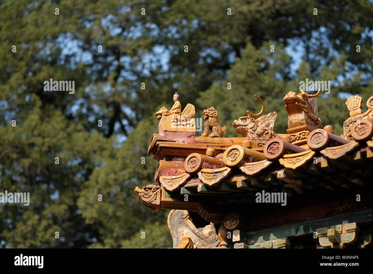 chinese old roof tiles with roof finials and chinese roof tile figures