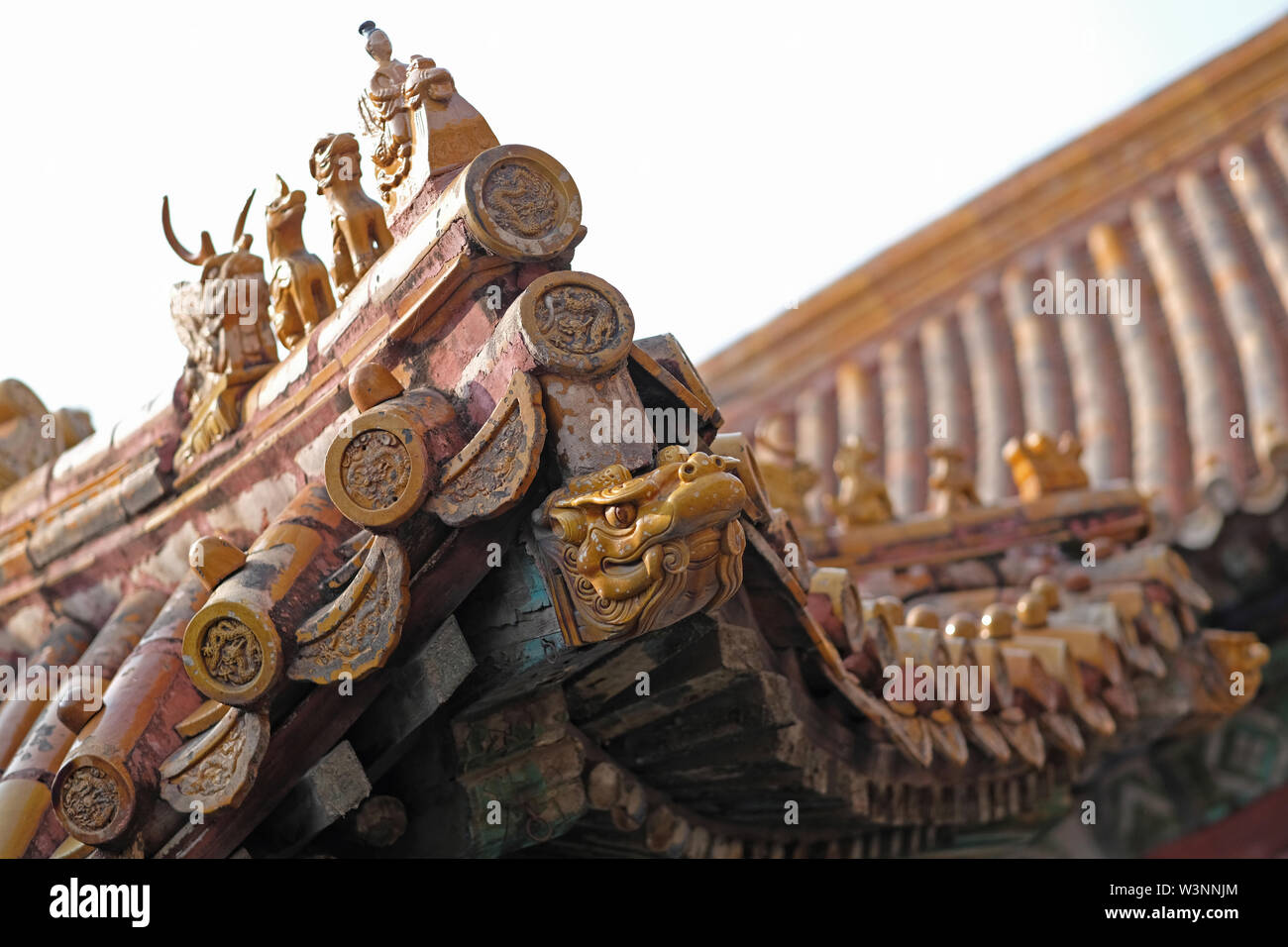 chinese old roof tiles with roof finials and chinese roof tile figures
