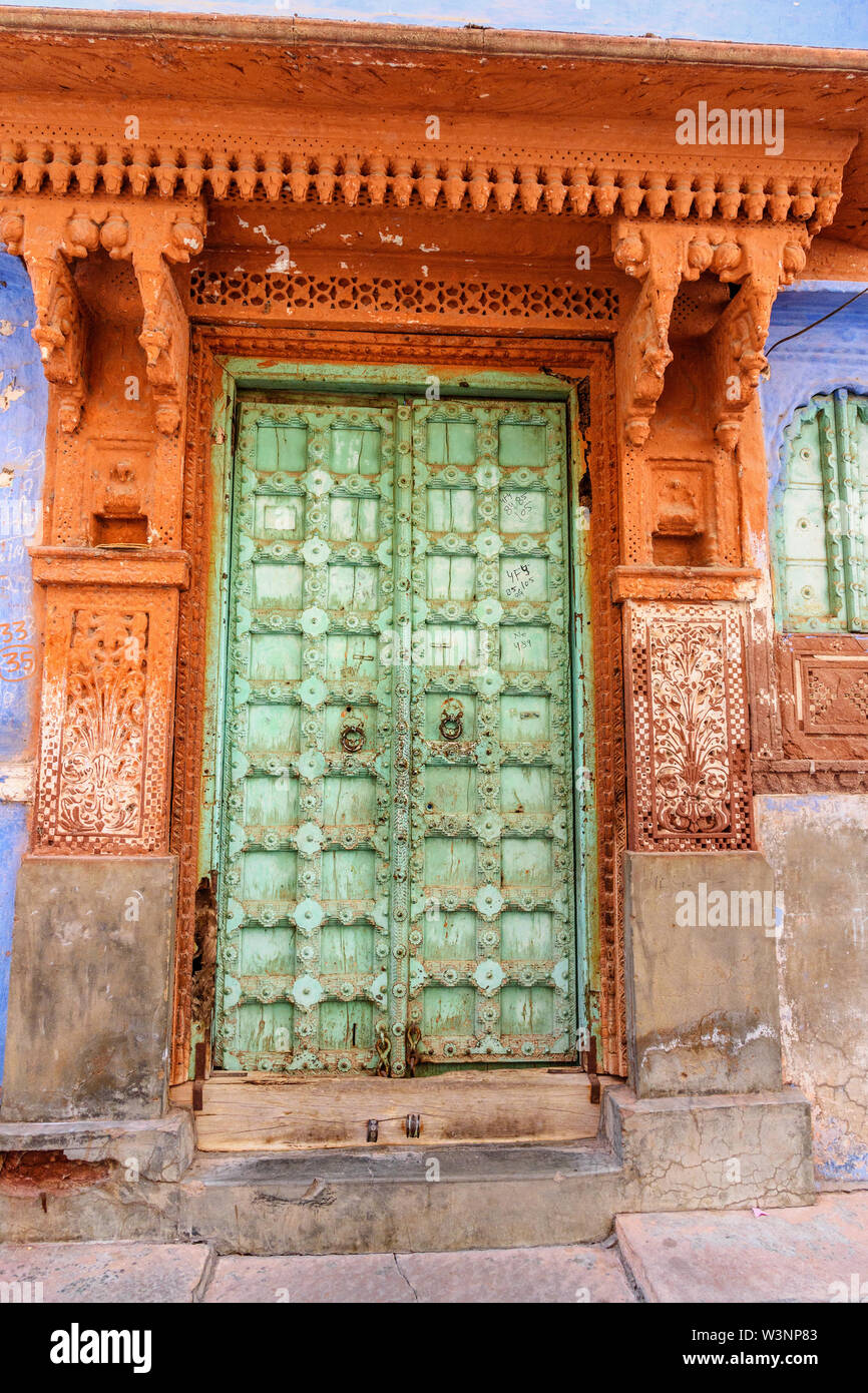 Old ancient indian carved door hi-res stock photography and images - Alamy