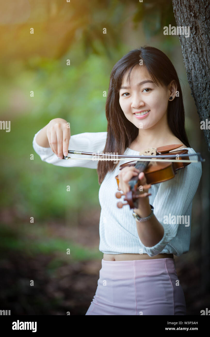 Asian girl playing violin hi-res stock photography and images - Alamy